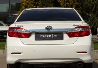 Подержанный автомобиль Toyota Camry Sedan 2014 года (20 фото)