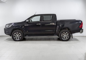 Подержанный автомобиль Toyota Hilux 2017 года (7 фото)