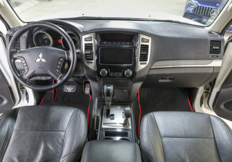 Подержанный автомобиль Mitsubishi Pajero 2018 года (14 фото)