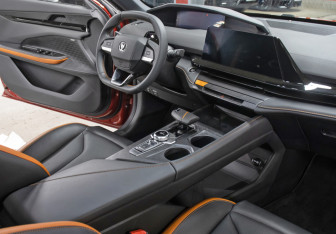 Подержанный автомобиль Changan UNI-V 2023 года (9 фото)