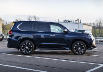 Подержанный автомобиль Lexus LX 2016 года (6 фото)