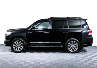 Подержанный автомобиль Toyota Land Cruiser Suv 2016 года (3 фото)