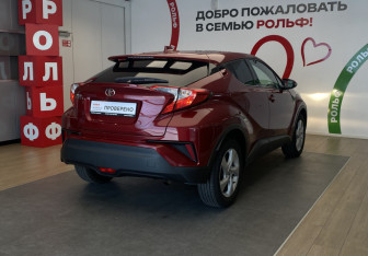 Подержанный автомобиль Toyota C-HR 2019 года (4 фото)