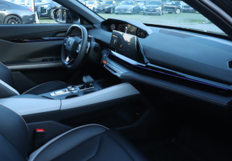Подержанный автомобиль Changan UNI-V 2024 года (9 фото)