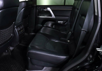 Подержанный автомобиль Toyota Land Cruiser Suv 2014 года (18 фото)