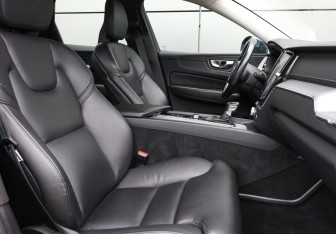 Подержанный автомобиль Volvo XC60 2019 года (10 фото)