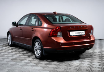 Подержанный автомобиль Volvo S40 2010 года (7 фото)