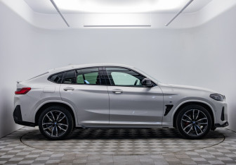 Подержанный автомобиль BMW X4 2021 года (4 фото)