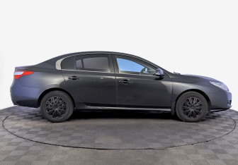 Подержанный автомобиль Renault Latitude 2013 года (4 фото)