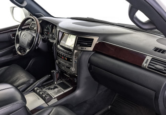 Подержанный автомобиль Lexus LX 2014 года (13 фото)