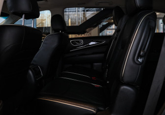 Подержанный автомобиль Infiniti QX60 2017 года (8 фото)