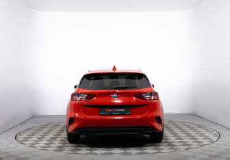 Подержанный автомобиль Kia Ceed Hatchback 2018 года (6 фото)