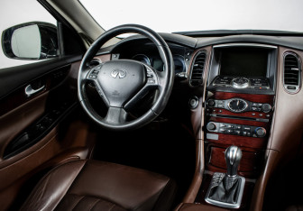 Подержанный автомобиль Infiniti QX50 2016 года (14 фото)