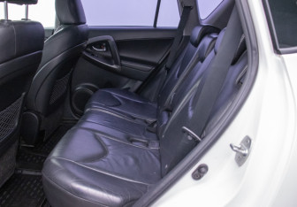 Подержанный автомобиль Toyota RAV4 2011 года (11 фото)