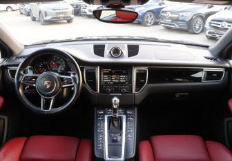 Подержанный автомобиль Porsche Macan 2015 года (12 фото)