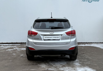 Подержанный автомобиль Hyundai ix35 2011 года (6 фото)