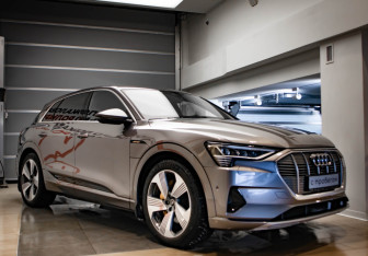 Подержанный автомобиль Audi e-tron 2021 года (3 фото)