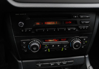 Подержанный автомобиль BMW X1 2014 года (13 фото)
