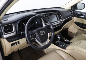 Подержанный автомобиль Toyota Highlander 2014 года (9 фото)