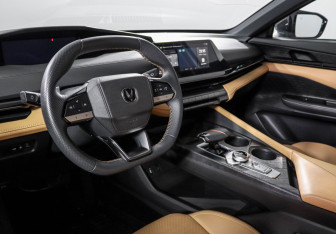 Подержанный автомобиль Changan UNI-V 2023 года (14 фото)