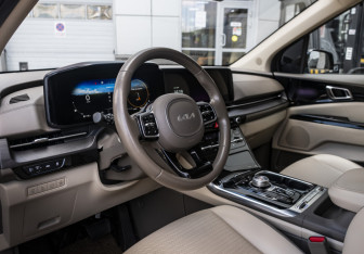 Подержанный автомобиль Kia Carnival 2021 года (10 фото)