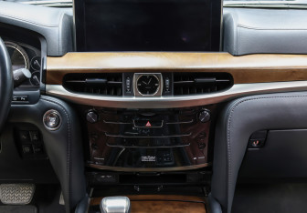 Подержанный автомобиль Lexus LX 2019 года (15 фото)
