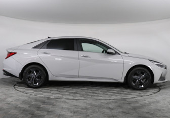 Подержанный автомобиль Hyundai Elantra Sedan 2021 года (4 фото)