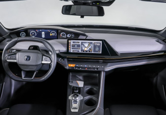 Подержанный автомобиль Changan UNI-V 2023 года (17 фото)