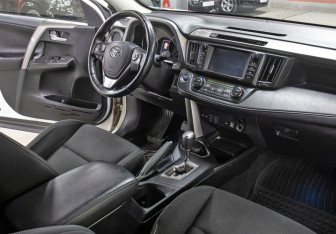 Подержанный автомобиль Toyota RAV4 2019 года (10 фото)