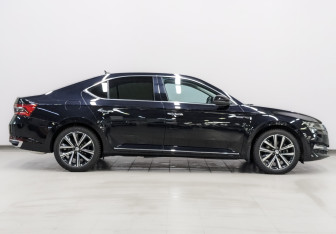 Подержанный автомобиль Skoda Superb Liftback 2025 года (5 фото)