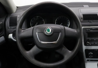 Подержанный автомобиль Skoda Octavia Liftback 2011 года (13 фото)