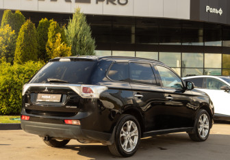 Подержанный автомобиль Mitsubishi Outlander 2013 года (4 фото)