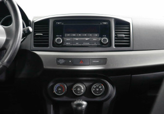 Подержанный автомобиль Mitsubishi Lancer Sedan 2013 года (9 фото)