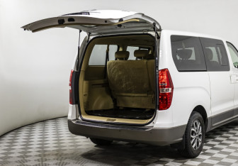 Подержанный автомобиль Hyundai H-1 2019 года (16 фото)