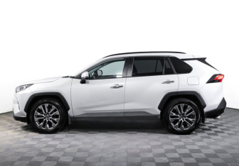 Подержанный автомобиль Toyota RAV4 2022 года (8 фото)