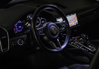 Подержанный автомобиль Porsche Cayenne 2020 года (14 фото)