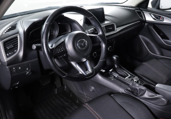 Подержанный автомобиль Mazda 3 Hatchback 2016 года (12 фото)