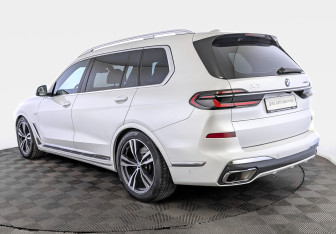Подержанный автомобиль BMW X7 2023 года (7 фото)
