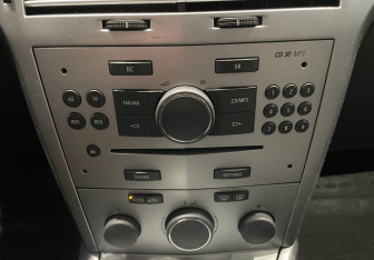 Подержанный автомобиль Opel Astra Wagon 2011 года (16 фото)