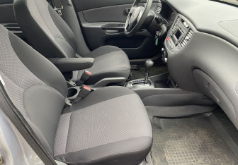 Подержанный автомобиль Kia Rio Hatchback 2009 года (9 фото)