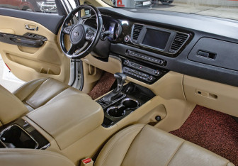 Подержанный автомобиль Kia Carnival 2018 года (11 фото)