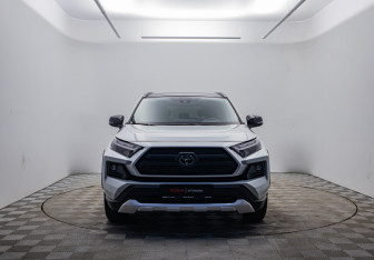 Подержанный автомобиль Toyota RAV4 2024 года (2 фото)