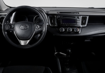 Подержанный автомобиль Toyota RAV4 2017 года (12 фото)
