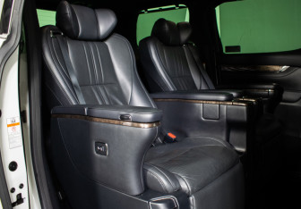 Подержанный автомобиль Toyota Alphard 2019 года (10 фото)