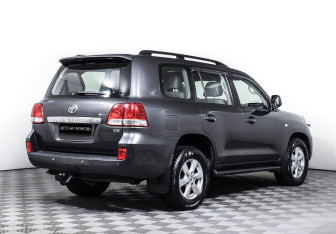 Подержанный автомобиль Toyota Land Cruiser Suv 2010 года (5 фото)