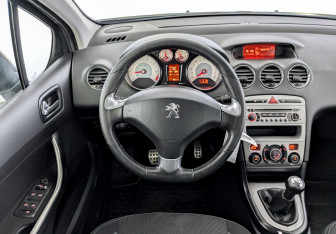 Подержанный автомобиль Peugeot 408 2016 года (20 фото)