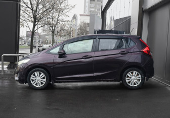 Подержанный автомобиль Honda Fit 2013 года (12 фото)