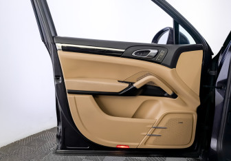 Подержанный автомобиль Porsche Cayenne 2017 года (19 фото)