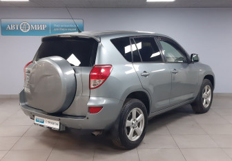 Подержанный автомобиль Toyota RAV4 2007 года (5 фото)