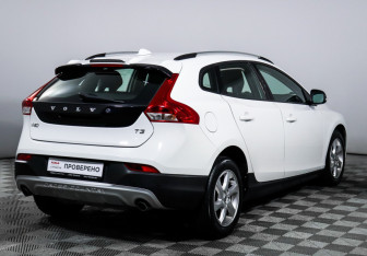 Подержанный автомобиль Volvo V40 Cross Country 2017 года (5 фото)